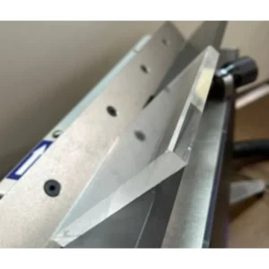 Jak uzyskać efekt lustra na&nbsp;pleksi i&nbsp;poliwęglanie? Przewodnik po&nbsp;polerkach krawędziowych BERMAG dla zakładów reklamowych